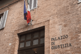  Urbino - Frontale in galleria ambulanza-pullman con quattro vittime, la Procura indaga per omicidio stradale plurimo